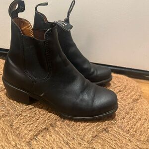 Blundstone Women’s Heeled Chelsea Boot Black Leather Size 9